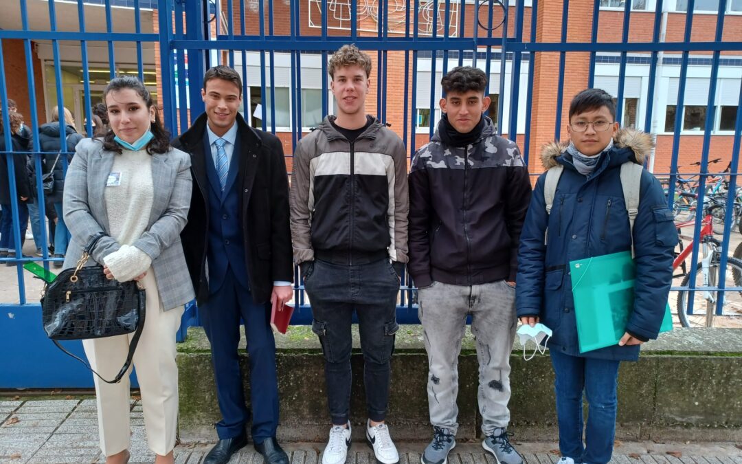 Participación del alumnado de Bachillerato en el concurso de Debates en inglés organizado por la plataforma  e-Twinning y colegio SanCernin