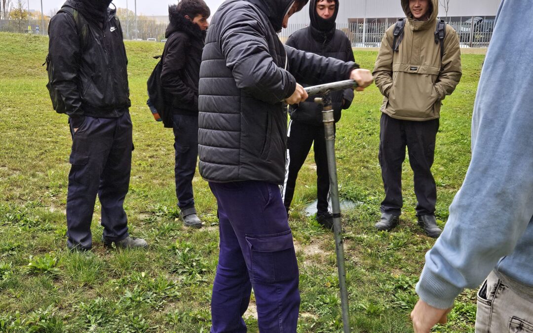 Alumnado de soldadura y mecanizado «busca agua»