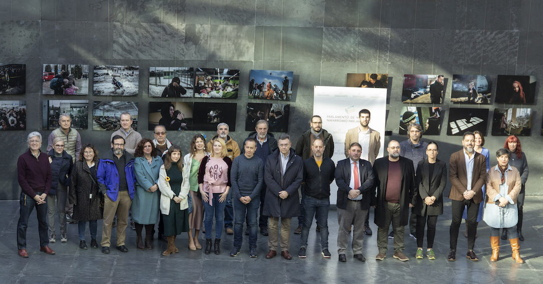 La exposición “La vida en una maleta” en el Parlamento de Navarra