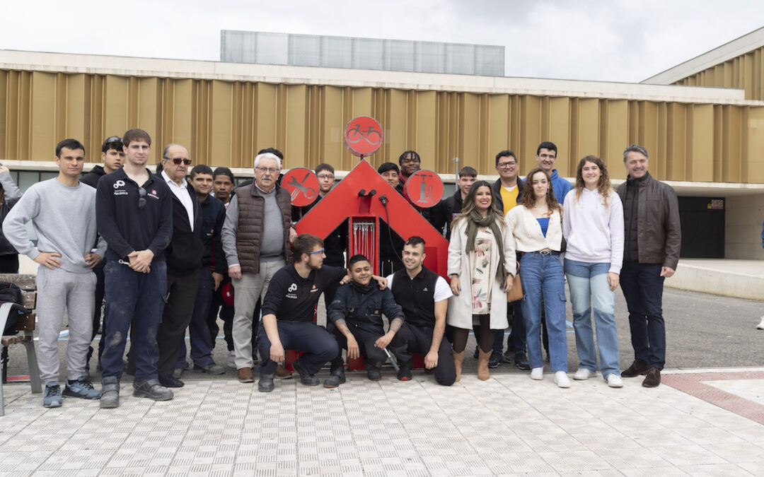 Salesianos Pamplona coloca una estación de reparación de bicicletas