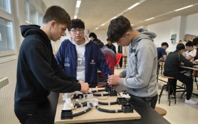 1º de Bachiller haciendo prácticas de electricidad en el Taller