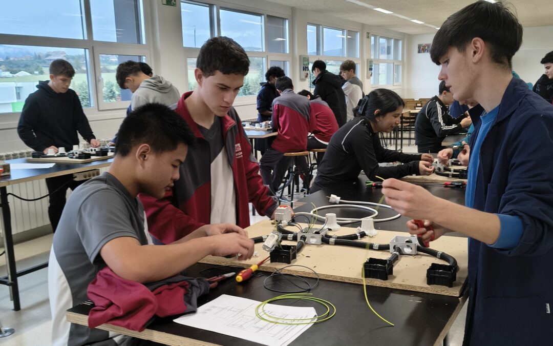 1º de Bachiller haciendo prácticas de electricidad en el Taller