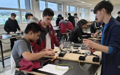 1º de Bachiller haciendo prácticas de electricidad en el Taller