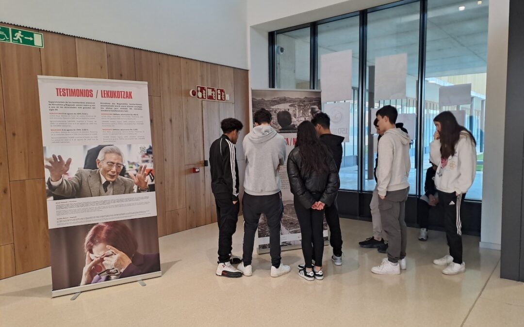 El alumnado de Salesianos Pamplona aprende de memoria histórica y de paz con una exposición sobre ‘Hiroshima y Nagasaki’